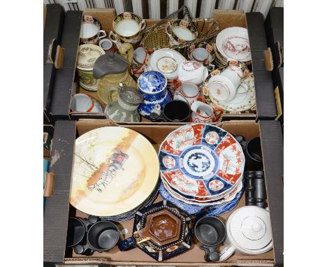 MISCELLANEOUS CERAMICS, INCLUDING THREE IMARI DISHES, A ROYAL DOULTON COACHING SCENES PLATE, AN ADAM'S DICKENS SERIES WARE TO