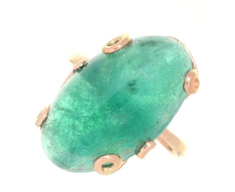 A JADE CABOCHON RING, IN GOLD, UNMARKED, 6G, SIZE O 