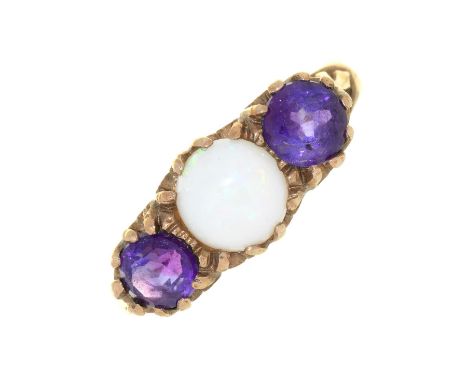 AN OPAL AND AMETHYST RING IN 9CT GOLD, BIRMINGHAM 1975, 3.5G, SIZE N½ 