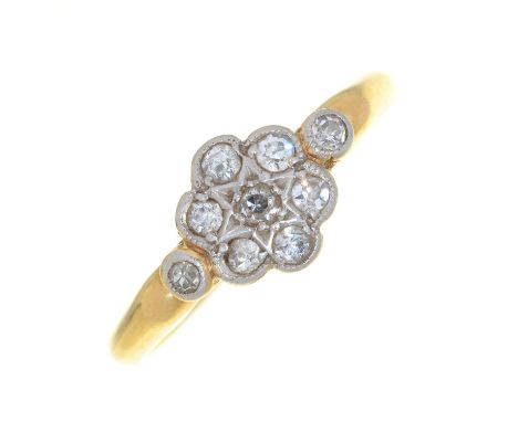 A DIAMOND CLUSTER RING IN GOLD MARKED 18CT, 2.5G, SIZE K 