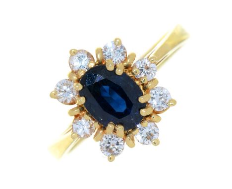 A SAPPHIRE AND DIAMOND CLUSTER RING IN GOLD MARKED 750, 3.5G, SIZE K½ 