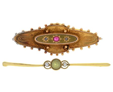 A VICTORIAN RUBY AND DIAMOND BROOCH IN 15CT GOLD, CHESTER 1899, AND A PERIDOT AND PEARL BAR BROOCH IN GOLD MARKED 15CT, 6.5G 