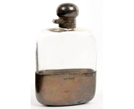 A GEORGE V SILVER MOUNTED GLASS HIP FLASK, 13 CM H, SHEFFIELD 1919 