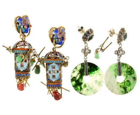 A PAIR OF CHINESE ENAMELLED EARRINGS WITH JADE DROPS IN BRASS AND A PAIR OF JADE DISC EARRINGS 