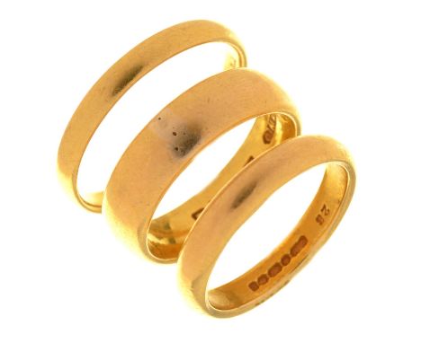 THREE 22CT GOLD WEDDING RINGS, 16.5G, SIZE L, L½ AND R½ 