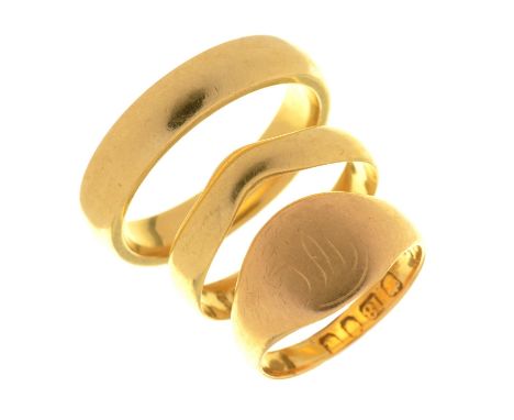 TWO 18CT GOLD RINGS, COMPRISING WEDDING RING AND SIGNET RING, SIZE T AND K, 14.5G, AND ANTHER GOLD SIGNET RING, SIZE Q, 2.5G 