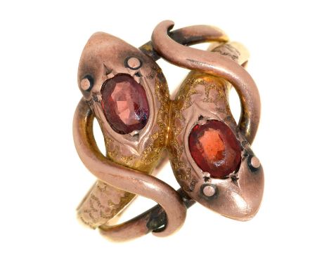 AN ART NOUVEAU 9CT GOLD DOUBLE HEADED SNAKE RING, SET WITH GARNETS, CHESTER 1909, MAKER JHW, 5.5G, SIZE S 