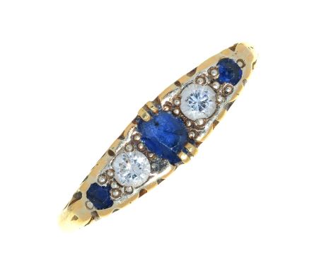 A DIAMOND AND SAPPHIRE RING IN GOLD MARKED 18CT, 3G, SIZE O 