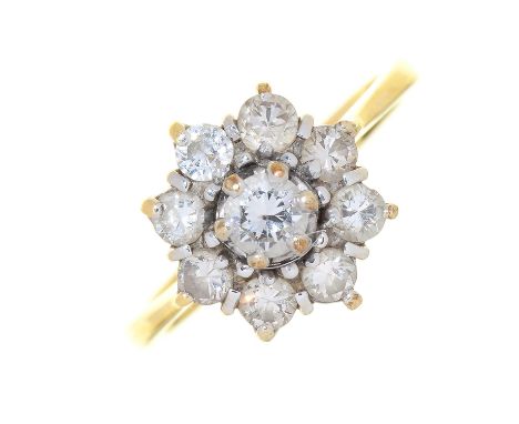 A DIAMOND CLUSTER RING IN GOLD MARKED 750, 4G, SIZE K 