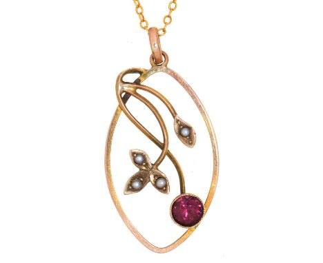 AN ART NOUVEAU GARNET AND SPLIT PEARL OPENWORK PENDANT IN GOLD MARKED 9CT, ON GOLD CHAIN, 3G 