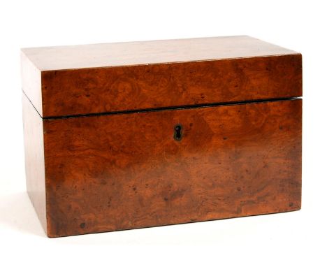 A VICTORIAN WALNUT TEA CADDY, THE FITTED INTERIOR WITH CANISTER AND CUT GLASS JAR, 22.5CM L 