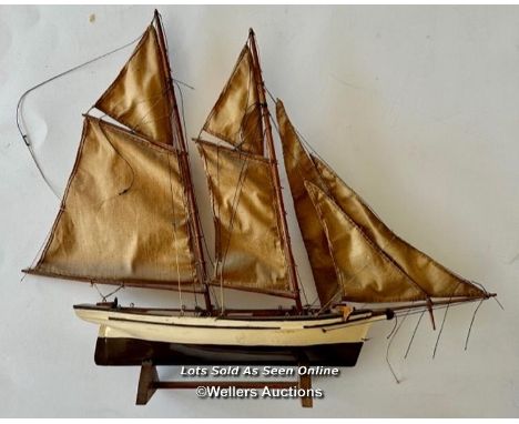 VINTAGE MODEL GAFF RIGGED SAILING BOAT, 37CM (H) X 30CM (L) X 7CM (W) / COLLECTION LOCATION: PULBOROUGH (RH20), FULL ADDRESS 