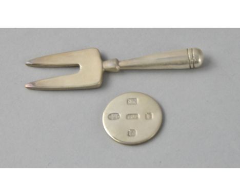 Novelty silver two piece golf pitch repairer,  in the form of a forked trowel and a ball marker by CJL London 2004,