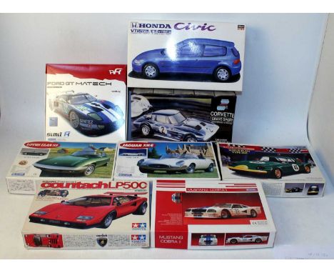 Eight various mixed scale boxed plastic high speed racing and classic car kits, mixed manufactures to include a Gunze Sangyo 