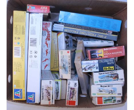 One box containing 19 mixed scale plastic military aircraft kits, mixed manufactures, examples to include Italieri AF51 Horsa