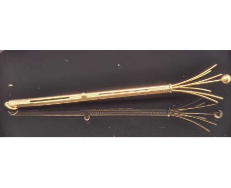 An 18ct hallmarked gold retractable swizzle stick dated 1935, London for Sampson Mordan &amp; Co. Weight 5.24 grams.