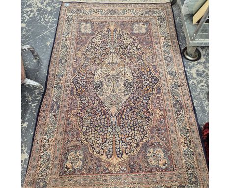 An oriental rug of classic Persian design 223 x 140 cm