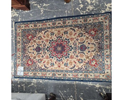 A finely woven Persian Isfahan rug 110 x 70cm
