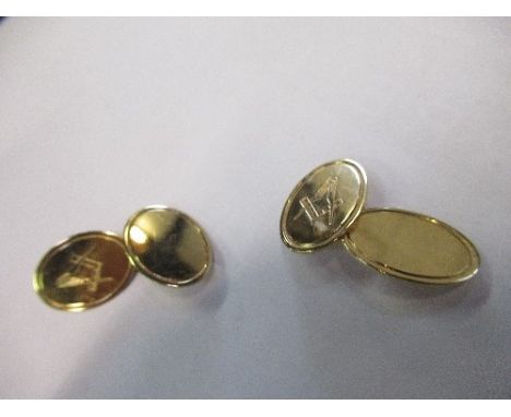 A pair of 9 carat gold Masonic cuff links, the one oval panel vacant, the other engraved with a set square and compass, 6.4g 