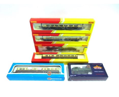 [OO GAUGE]. A G.W.R. COLLECTION comprising Hornby No.R3061, G.W.R. County Class 4-4-0 tender locomotive 'County of Bedford', 