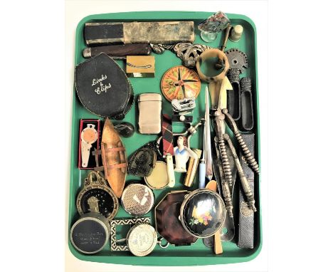 MIXED LOT OF COLLECTABLESincluding a Watkins Bee Meter, two vintage nut crackers, a folding corkscrew, a selection of horn it