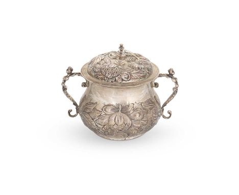 An Edward VII silver porringer and cover, mark of C. S. Harris &amp; Sons Ltd., London 1906, of traditional baluster form, si