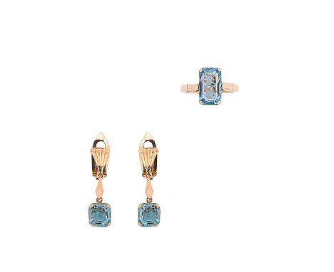 An aquamarine ring together with a pair of ear pendants, first, the ring with a claw set octagonal aquamarine, estimated appr