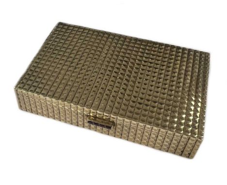 An early 20th century 9ct gold snuff box, mark of J. H. Wynn Ltd., (John Henry Wynn), Birmingham 1937, of rectangular form, d