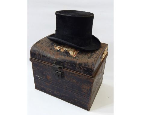 Vintage top hat labelled 'G A Dunn & Co, Piccadilly Circus' (some wear) within a tin box 