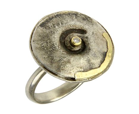 Silberner Handarbeits-Ring, wohl Hermann Grewenig, Saarbrücken, um 1990, Schiene gepunzt 835, tellerförmiger Ringkopf mit zen