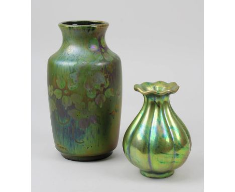 Montieres-les-Armiens Jugendstil-Vase um 1900, und kleine Zsolnay-Vase um 1930, Montieres-Vase Keramik heller Scherben, mit g