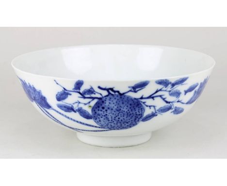 Große Reiskumme, China 19. Jh., in der Art der Kangxi-Periode, Porzellan, weißer Scherben, Außenwandung mit floraler Untergla