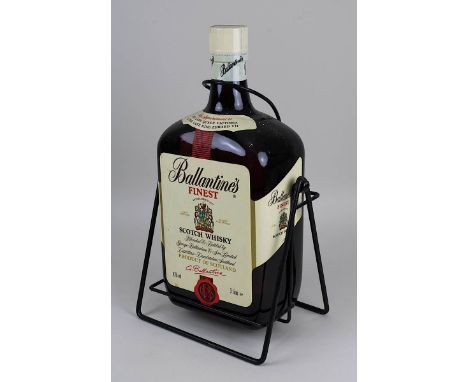 Eine Magnumflasche Ballantine's Finest Scotch Whisky, Dumbarton-Scotland, 3 Liter, Füllhöhe: obere Schulter, im org. Ständer 