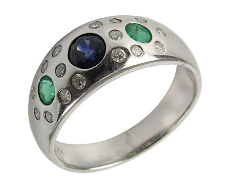 Weißgold-Ring mit Saphir, Smaragden und Brillanten, Ringschiene rhodiniert, gepuntzt 750, Ringkopf mit einem zentralen Saphir