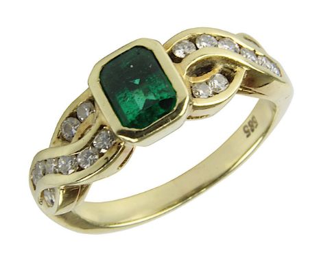 Gelbgold-Ring mit Smaragd und Brillanten, deutsch um 1970, Ringschiene gepunzt 585, zentral mit gefasstem  saftgrünem Smaragd