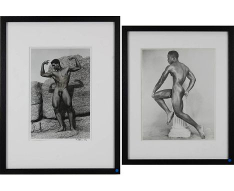 Zwei Akt-Photographien, 2. H. 20. Jh.: Thomas Watkins, junger Mann vor Felsen, schwarz-weiß Photographie, mit partieller Gold
