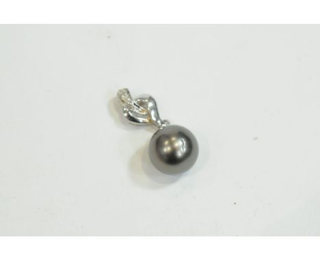 18 ct gold and black pearl pendant 