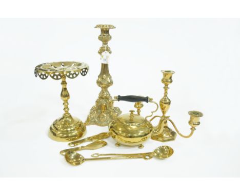 Large brass candlestick, +/- 39 cm, candelabra, teapot, shoehorns, etc. 