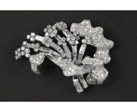 Art Deco period brooch in platinum with ca 6 carat of quality baguette, 8/8 and old brilliant cut diamonds || Fraaie Art Deco