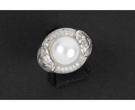 vintage ring in white gold (18 carat) with a Southsea pearl and ca 0,60 carat of  quality brilliant cut diamonds || Vintage r