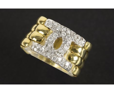 ring in yellow gold (18 carat) with ca 0,30 carat of quality brilliant cut diamonds || Ring met een ceintuurmodel in wit en g
