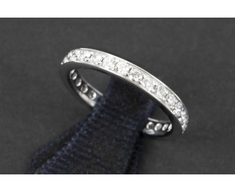 (wedding) ring in white gold (18 carat) with at least 1 carat of high quality brilliant cut diamonds || Zgn "alliance à l'amé