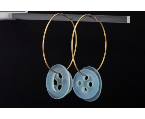 pair of earrings in yellow gold (18 carat) each with two pendants in light blue topaze, weighing ca 50 carat || Zeer modieus 