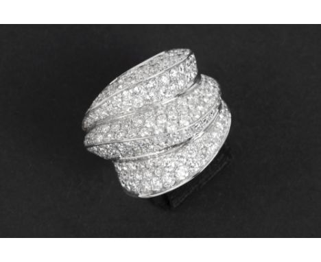 superb ring in white gold (18 carat) with more then 4,30 carat of quality brilliant cut diamonds || Prachtige ring in witgoud