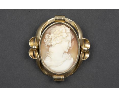forties' Art Deco brooch in yellow gold (18 carat) with a cameo  || Mooie late Art Deco-broche met typisch model met een mont