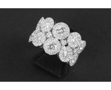 classy ring with a refined flowers design in white gold (18 carat) with more then 3 carat of very high quality brilliant cut 