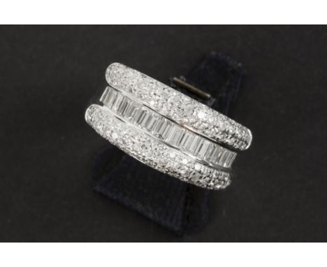 classy ring in white gold (18 carat) with ca 1,45 carat of high quality baguette and brilliant cut diamonds || Klassevolle ba