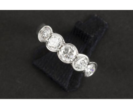 ring in white gold (18 carat) with ca 1,45 carat of very high quality brilliant cut diamonds || Zgn "halve alliance" met ring