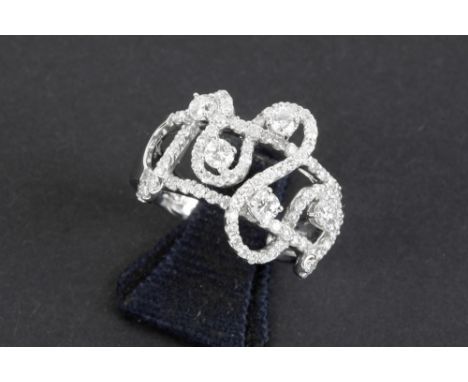 ring in white gold (18 carat) with ca 1,85 carat of high quality brilliant cut diamonds || Fraaie ring in witgoud (18 karaat)