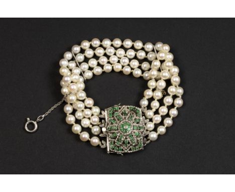 classy vintage bracelet with four rowes of white pearls, white gold (18 carat) and a beautiful lock in white gold (18 carat) 